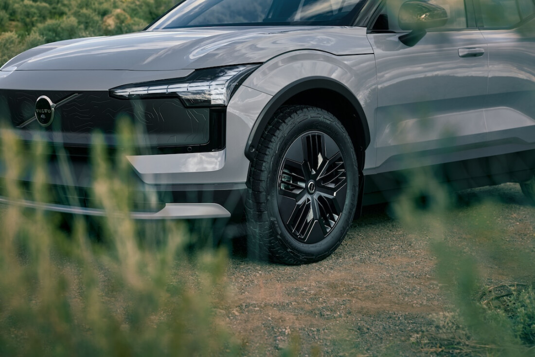 Volvo EX30 Cross Country front exterior