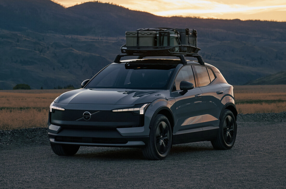 Volvo EX30 Cross Country lifestyle exterior