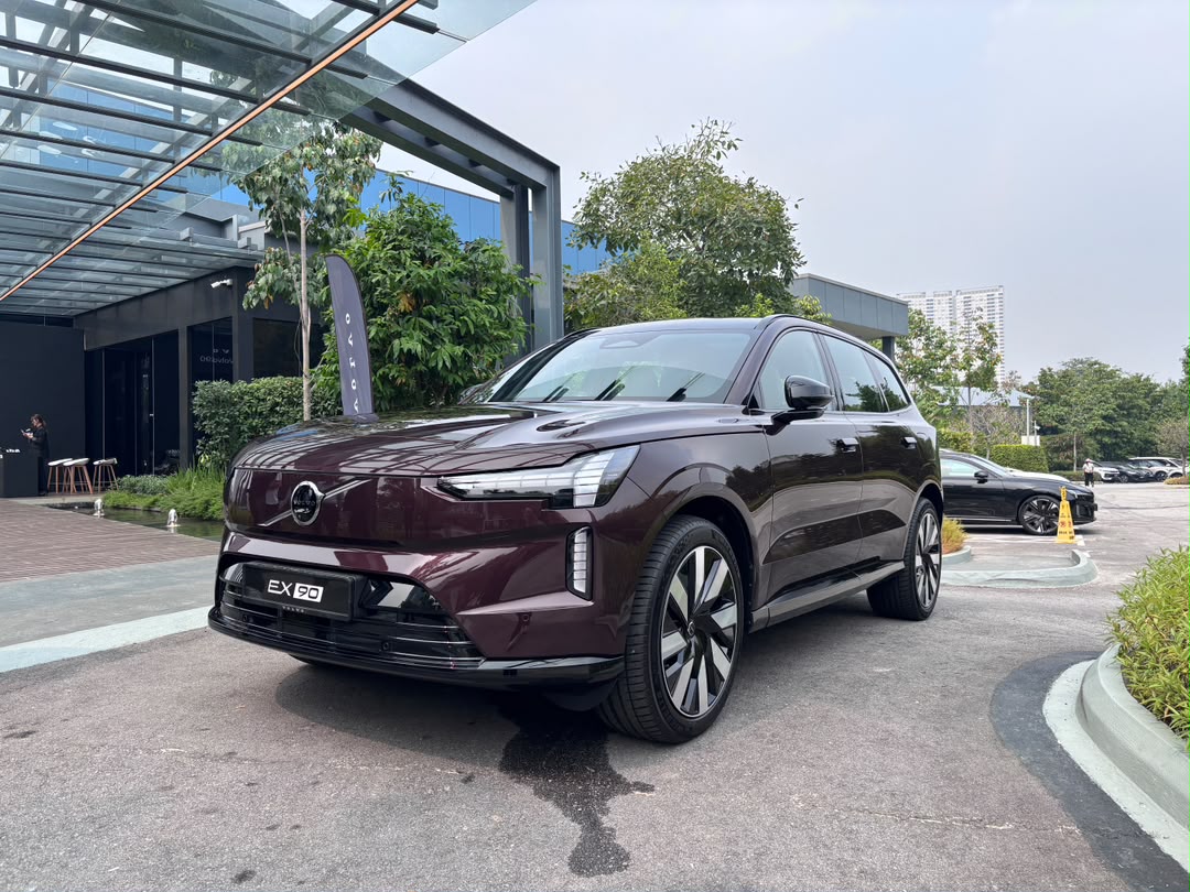 CarzAutomedia-SN-Volvo-EX90-Launched-2.jpeg