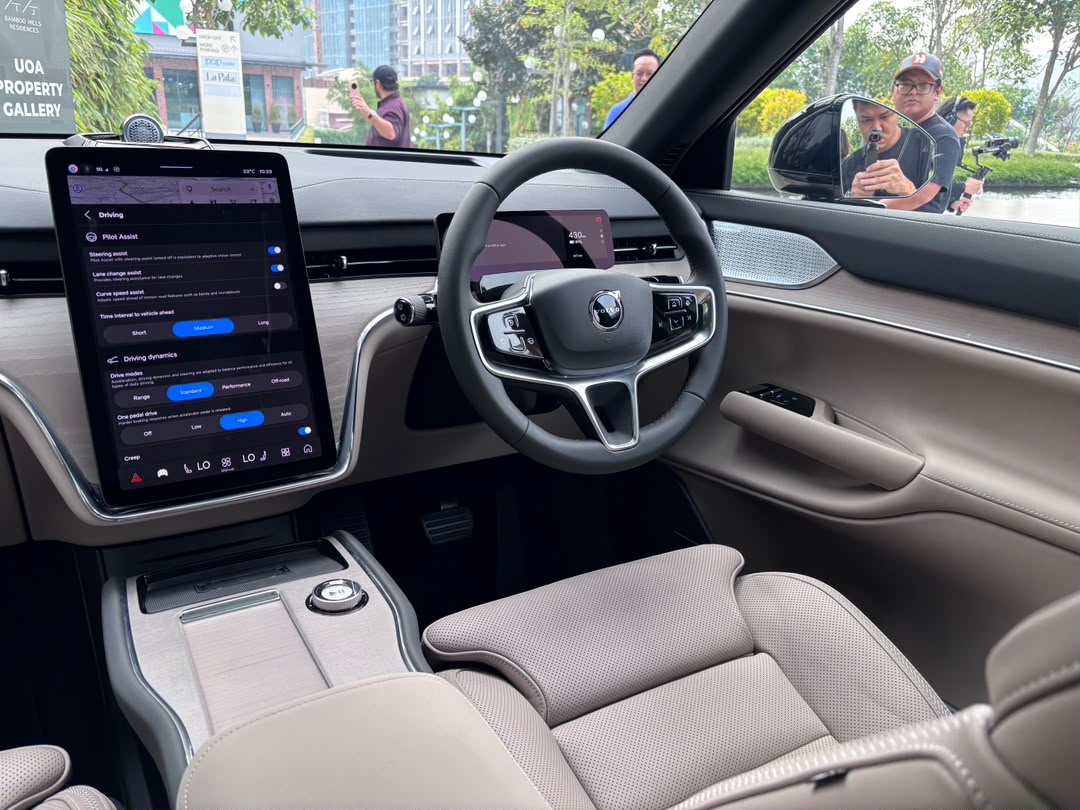 CarzAutomedia-SN-Volvo-EX90-Launched-10.jpeg