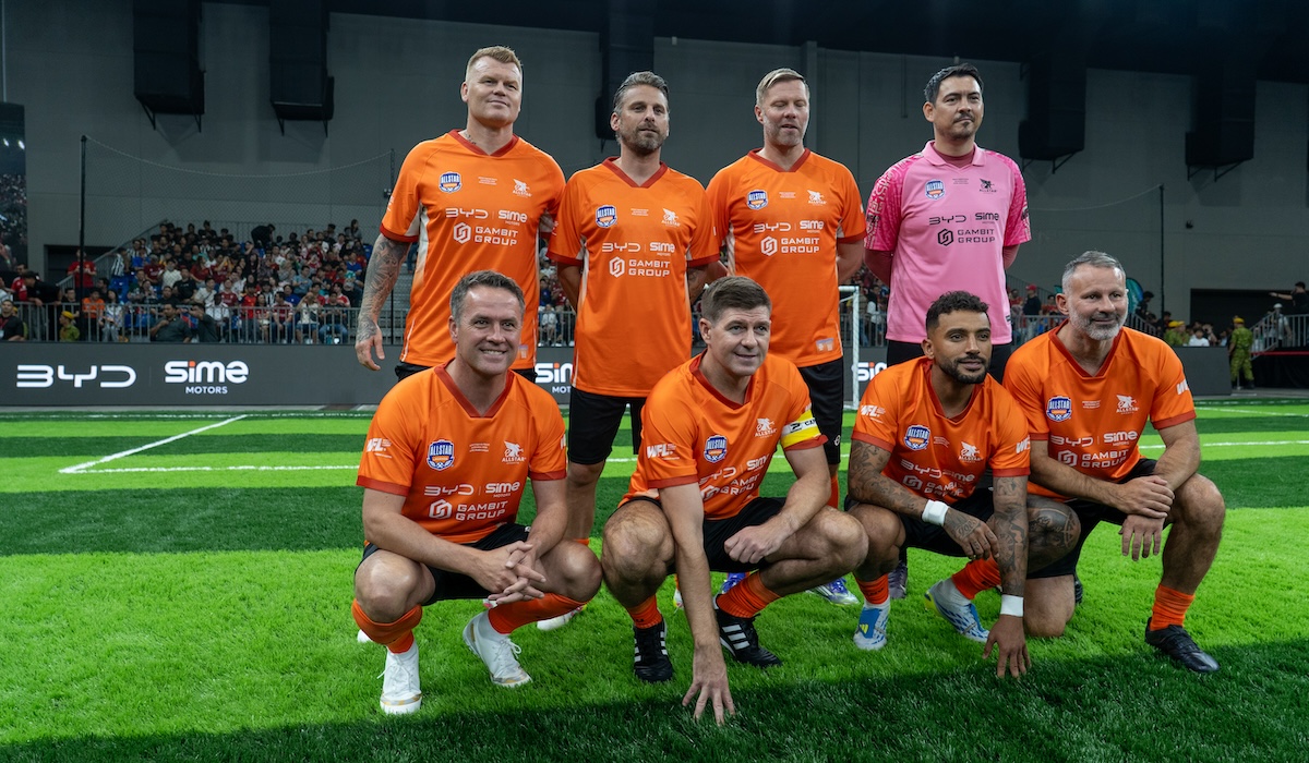 AllStar-Premier-League-Legends-team-Group-Portrait-On-Pitch.jpg