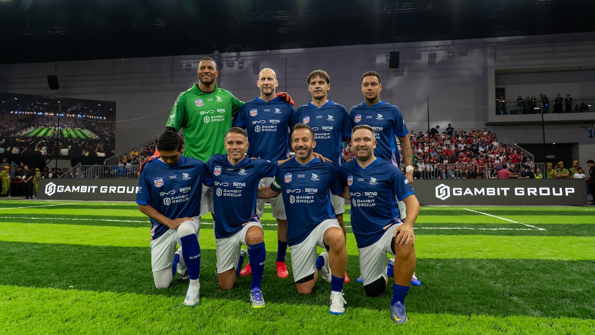 AllStar-World-Legends-team--Group-Portrait-On-Pitch.jpg